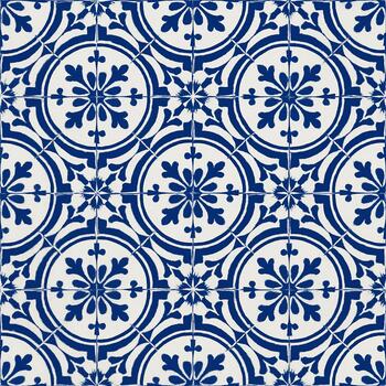 Painel de azulejos com padrão azul e branco