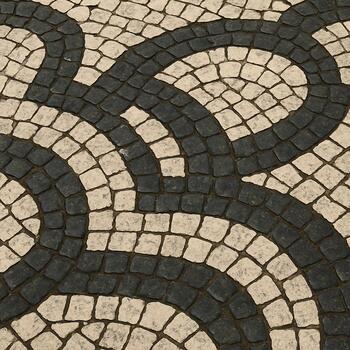 Calçada portuguesa com padrão ondulado em preto e branco
