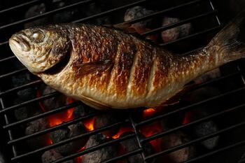 Peixe na grelha sobre carvão
